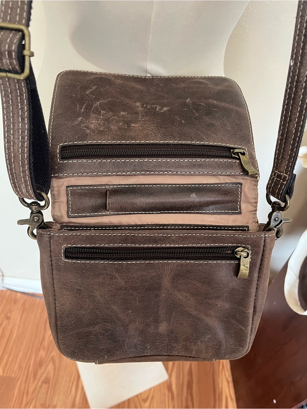 Brown Leather Messenger Bag with Adjustable Strap, Mama’s Tote brand. - Picture 3 of 3